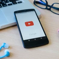 Integração entre YouTube e IA nas estratégias de marketing digital.