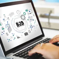 estratégia de marketing digital para empresas B2B exibida em notebook com gráficos, conexões e automação para geração de leads empresariais